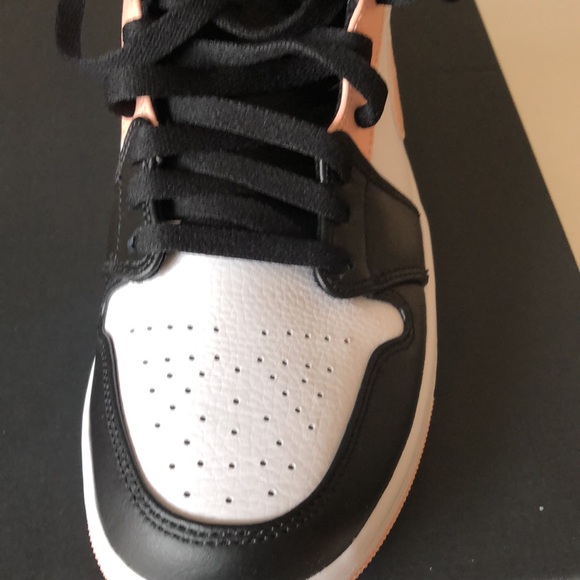 AirJordan 1 Mid - Picture 2 of 8